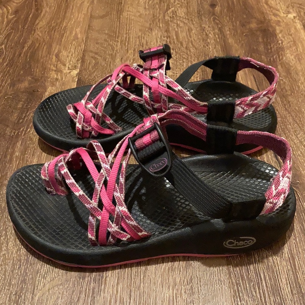 Preloved pink purple toe loop chacos 6